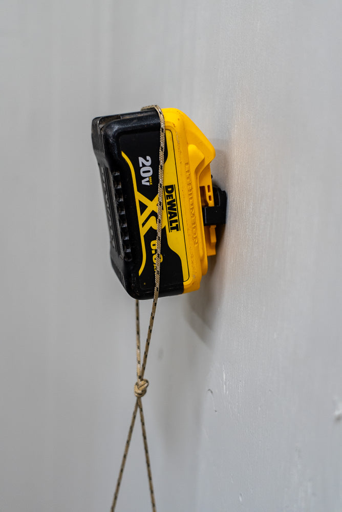 Dewalt 20v battery online socket